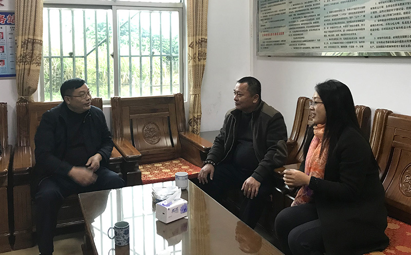康冠公司慰问组听取驻村第一书记和村两委班子对扶贫工作的意见与建议