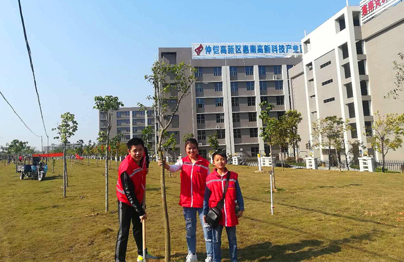 康冠志愿者在植树现场