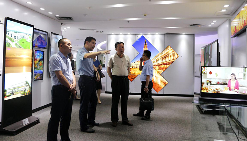 九江开发区管委会叶心林主任一行参观康冠公司产品展台
