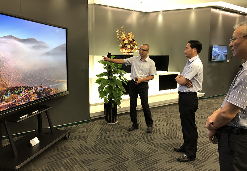 仲恺区委书记杨鹏飞一行参观康冠惠南展厅